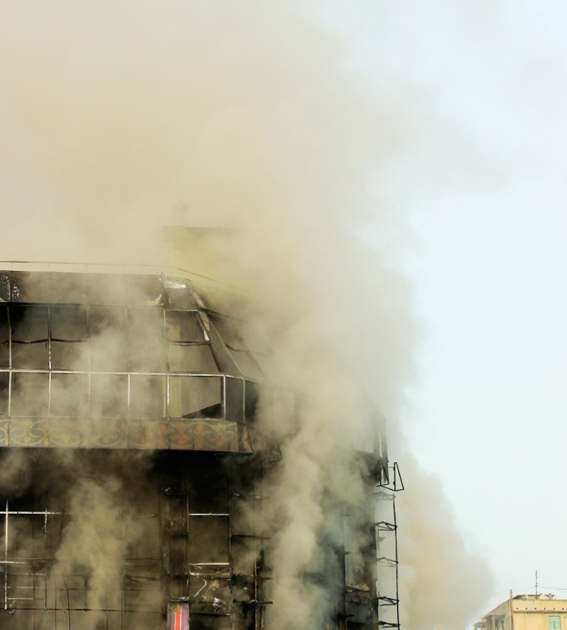 Foto Incendio y Humo en Edificio para el Apartado de Incendios AfeSga en Motril (Granada)