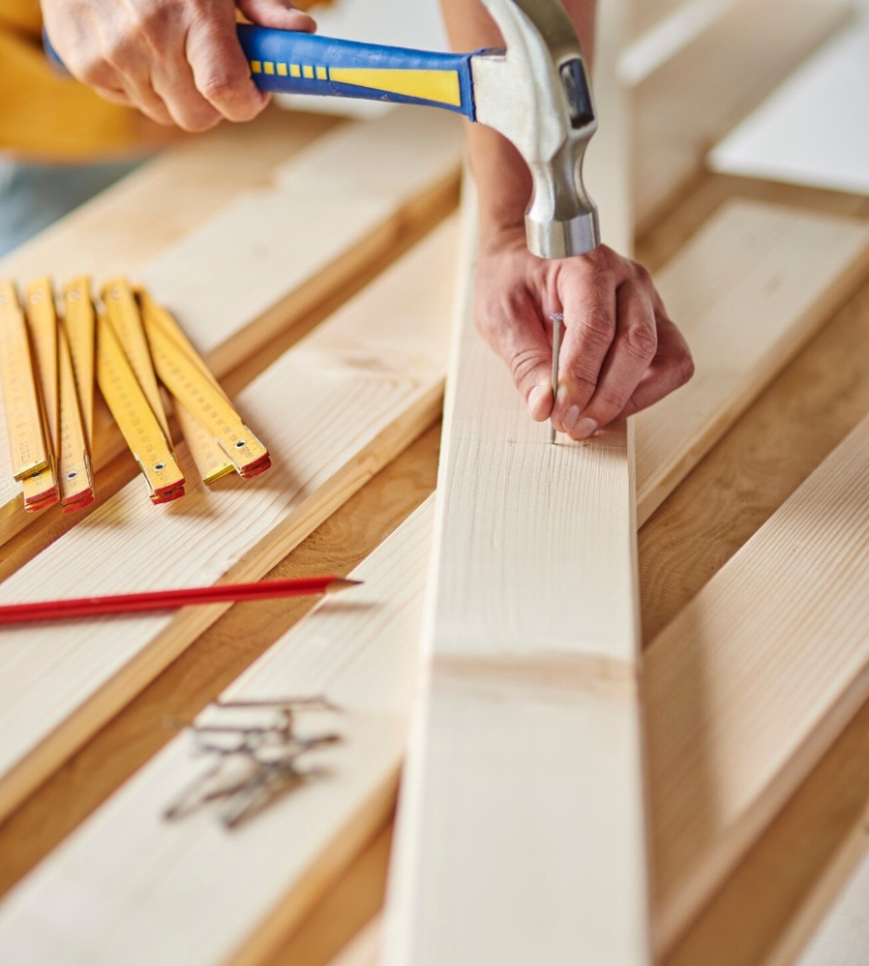 mano-midiendo-tabla-para-afesga-en-motril-granada Foto mano midiendo liston de Madera para el Apartado de Carpinteria de Madera AfeSga en Motril (Granada)