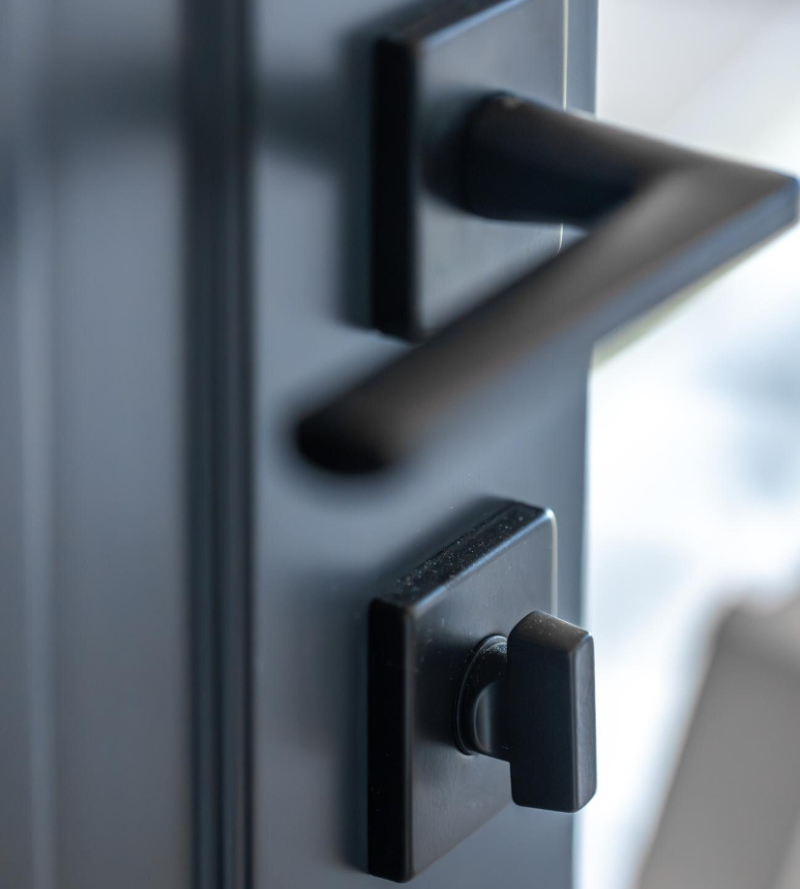 Foto Puerta Negra con Cerrojo para el Apartado de Cerrajeria AfeSga en Motril (Granada)